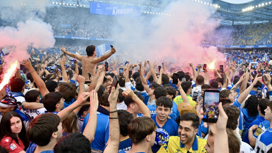 Miles de deportivistas dejaron su asiento y saltaron al césped tras el pitido final