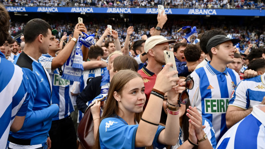 Miles de deportivistas dejaron su asiento y saltaron al césped tras el pitido final