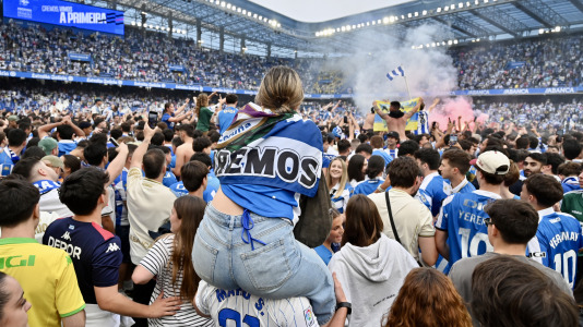 Miles de deportivistas dejaron su asiento y saltaron al césped tras el pitido final