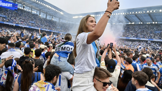 Miles de deportivistas dejaron su asiento y saltaron al césped tras el pitido final