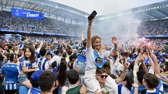 Miles de deportivistas dejaron su asiento y saltaron al césped tras el pitido final