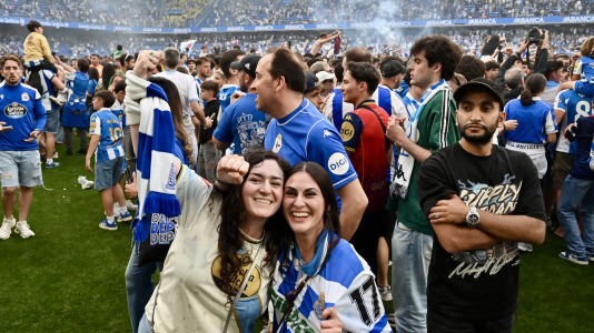 Miles de deportivistas dejaron su asiento y saltaron al césped tras el pitido final