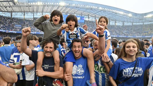 Miles de deportivistas dejaron su asiento y saltaron al césped tras el pitido final