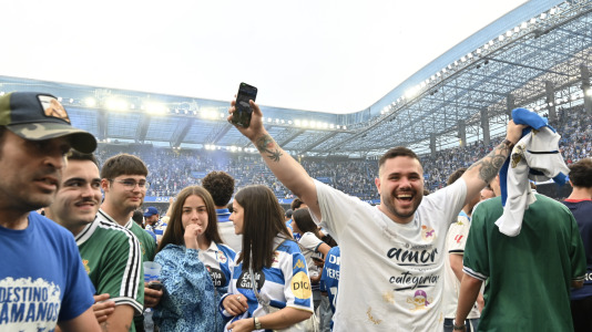 Miles de deportivistas dejaron su asiento y saltaron al césped tras el pitido final