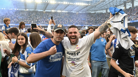 Miles de deportivistas dejaron su asiento y saltaron al césped tras el pitido final