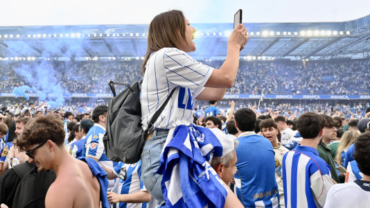 Miles de deportivistas dejaron su asiento y saltaron al césped tras el pitido final