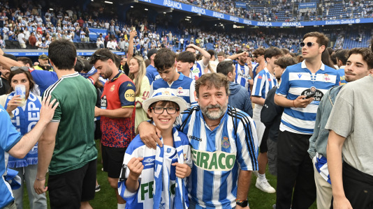 Miles de deportivistas dejaron su asiento y saltaron al césped tras el pitido final