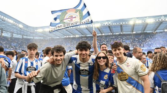 Miles de deportivistas dejaron su asiento y saltaron al césped tras el pitido final