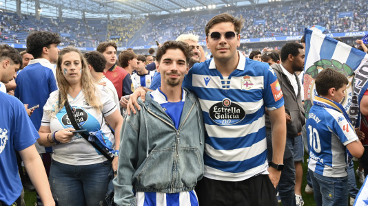 Miles de deportivistas dejaron su asiento y saltaron al césped tras el pitido final