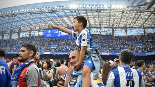 Miles de deportivistas dejaron su asiento y saltaron al césped tras el pitido final
