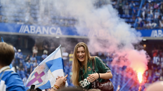 Miles de deportivistas dejaron su asiento y saltaron al césped tras el pitido final