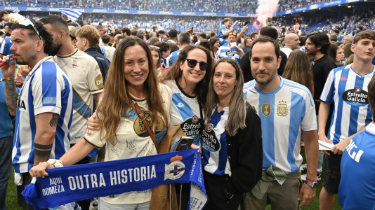 Miles de deportivistas dejaron su asiento y saltaron al césped tras el pitido final