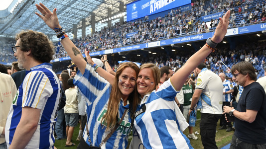 Miles de deportivistas dejaron su asiento y saltaron al césped tras el pitido final