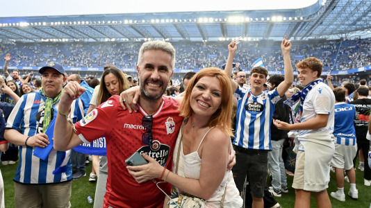 Miles de deportivistas dejaron su asiento y saltaron al césped tras el pitido final