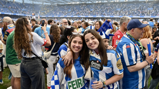 Miles de deportivistas dejaron su asiento y saltaron al césped tras el pitido final