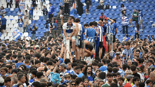Miles de deportivistas dejaron su asiento y saltaron al césped tras el pitido final