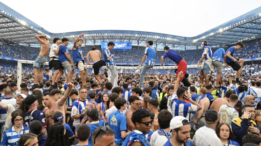 Miles de deportivistas dejaron su asiento y saltaron al césped tras el pitido final