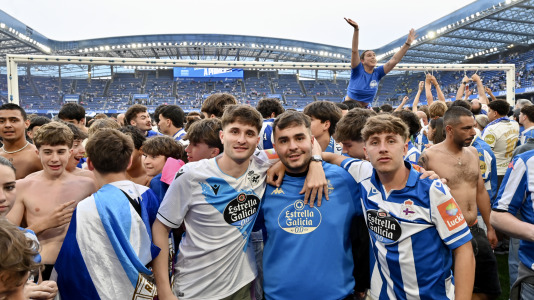 Miles de deportivistas dejaron su asiento y saltaron al césped tras el pitido final