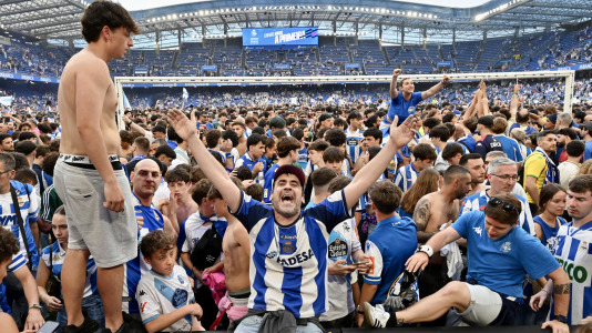 Miles de deportivistas dejaron su asiento y saltaron al césped tras el pitido final