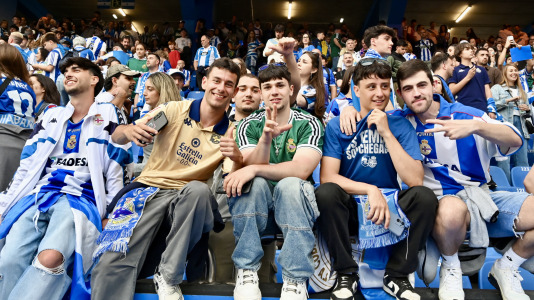 Miles de deportivistas dejaron su asiento y saltaron al césped tras el pitido final