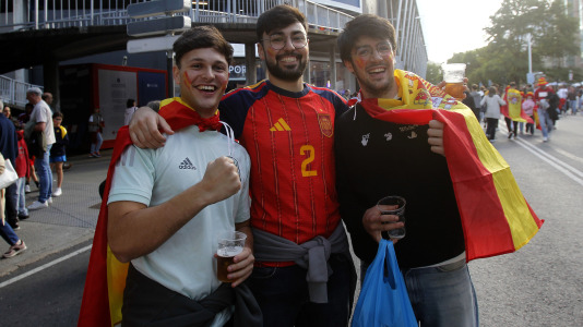 Gran ambiente en la previa del España-Irak en Riazor