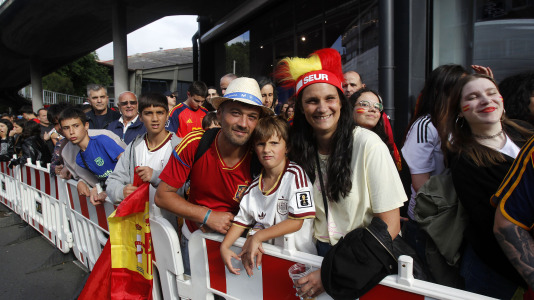 Gran ambiente en la previa del España-Irak en Riazor