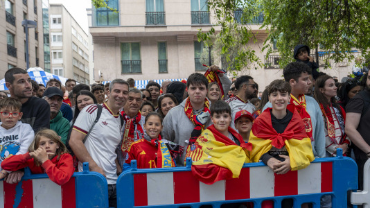 Gran ambiente en el recibimiento al combinado nacional en Riazor