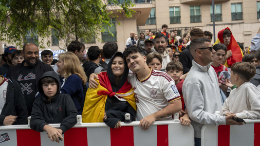 Gran ambiente en el recibimiento al combinado nacional en Riazor