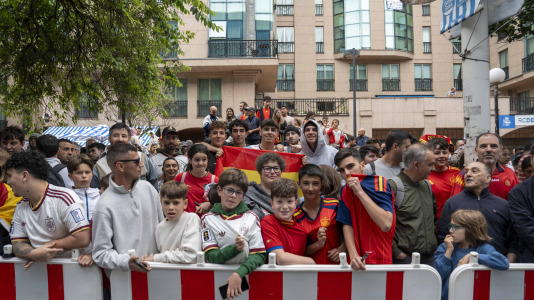 Gran ambiente en el recibimiento al combinado nacional en Riazor