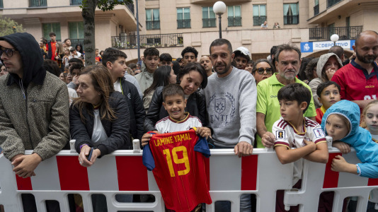 Gran ambiente en el recibimiento al combinado nacional en Riazor