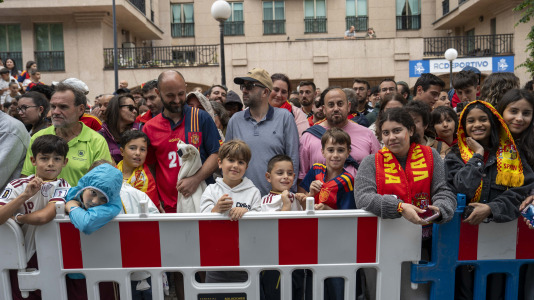 Gran ambiente en el recibimiento al combinado nacional en Riazor