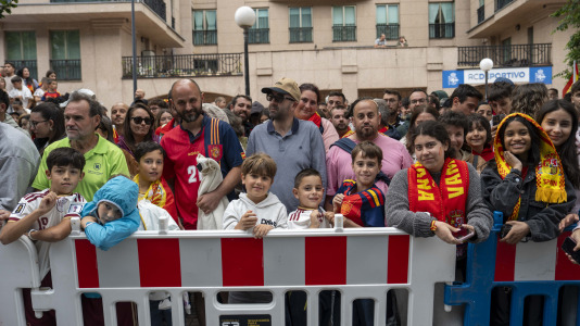 Gran ambiente en el recibimiento al combinado nacional en Riazor