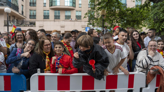 Gran ambiente en el recibimiento al combinado nacional en Riazor