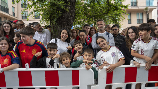 Gran ambiente en el recibimiento al combinado nacional en Riazor