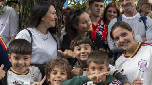 Gran ambiente en el recibimiento al combinado nacional en Riazor