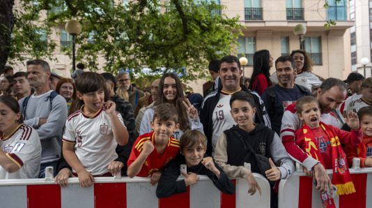 Gran ambiente en el recibimiento al combinado nacional en Riazor