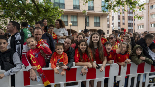 Gran ambiente en el recibimiento al combinado nacional en Riazor