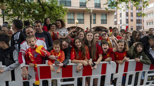 Gran ambiente en el recibimiento al combinado nacional en Riazor