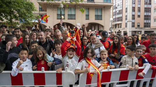 Gran ambiente en el recibimiento al combinado nacional en Riazor