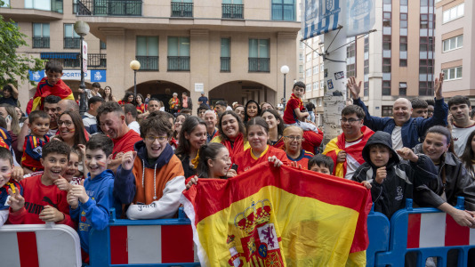 Gran ambiente en el recibimiento al combinado nacional en Riazor
