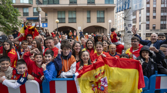 Gran ambiente en el recibimiento al combinado nacional en Riazor