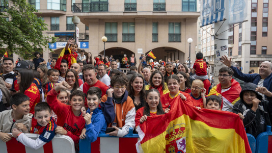 Gran ambiente en el recibimiento al combinado nacional en Riazor