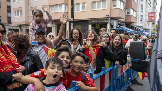 Gran ambiente en el recibimiento al combinado nacional en Riazor
