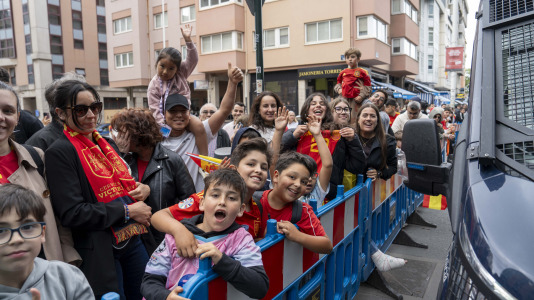 Gran ambiente en el recibimiento al combinado nacional en Riazor