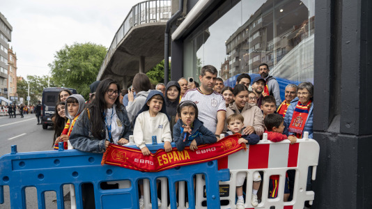 Gran ambiente en el recibimiento al combinado nacional en Riazor