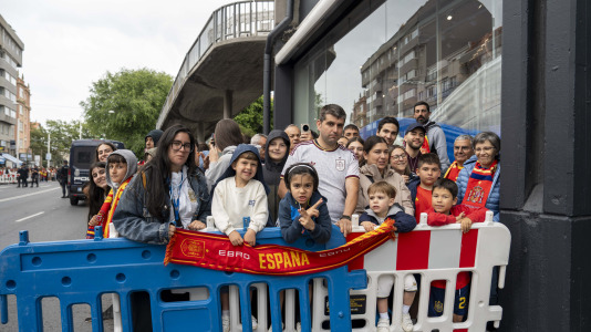 Gran ambiente en el recibimiento al combinado nacional en Riazor