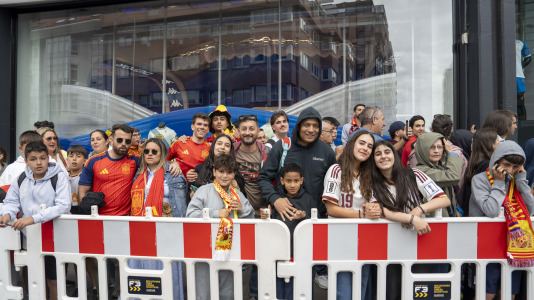 Gran ambiente en el recibimiento al combinado nacional en Riazor