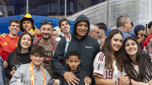 Gran ambiente en el recibimiento al combinado nacional en Riazor