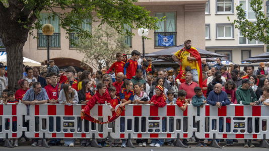 Gran ambiente en el recibimiento al combinado nacional en Riazor