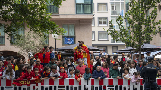 Gran ambiente en el recibimiento al combinado nacional en Riazor